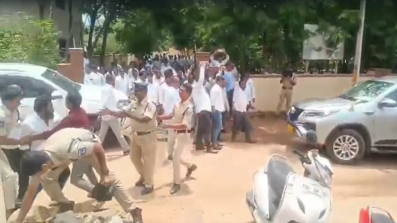 video: mla kale yadaiah's vehicle attacked with eggs, tomatoes by alleged  congress workers in telangana