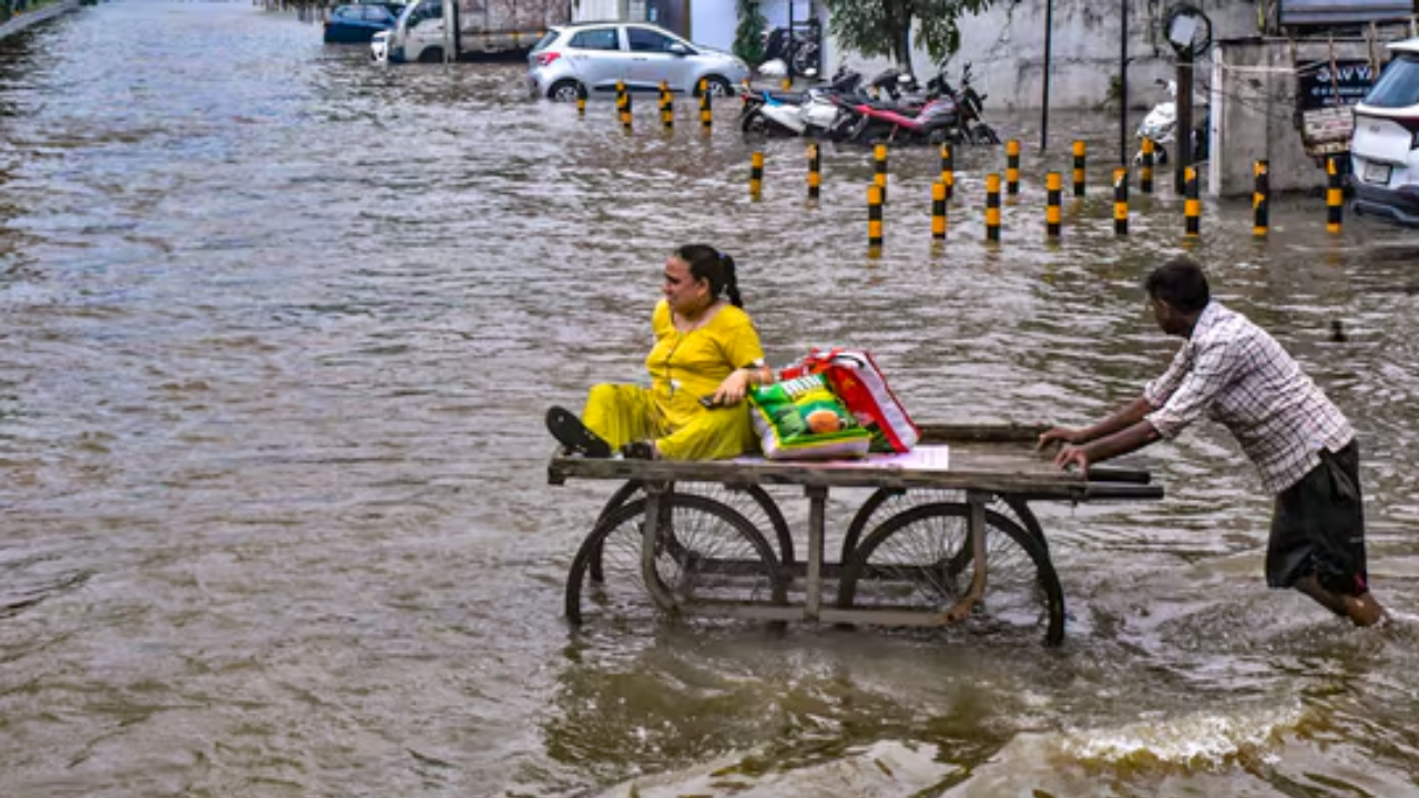 rain continues to batter gujarat: toll rises to 26, around 20,000 displaced, alert in 11 cities