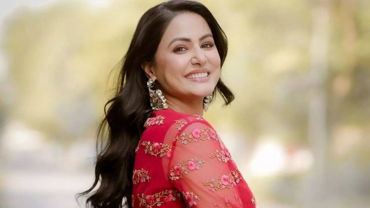 hina khan reveals last few days have been tough asks fans to pray for her