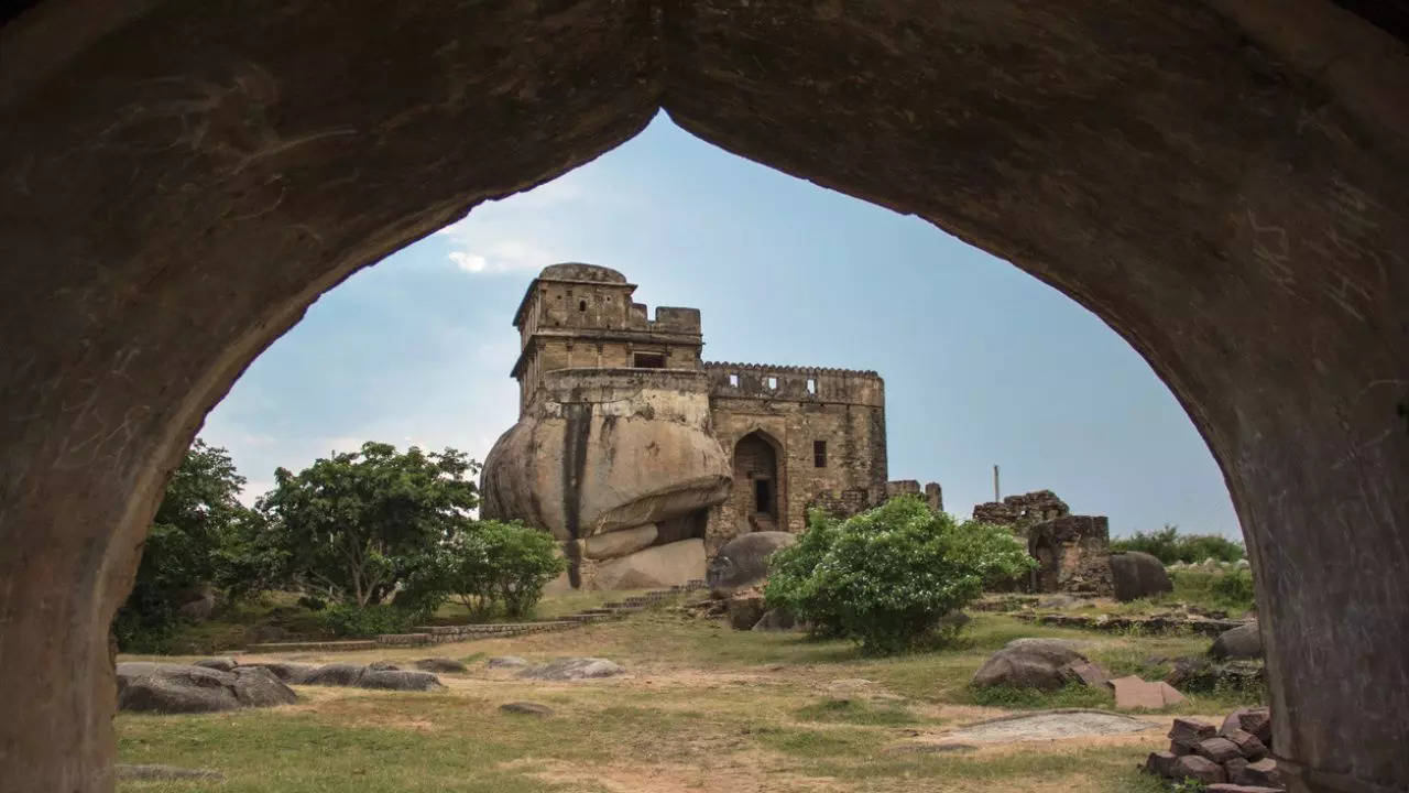 madan mahal: this palace in madhya pradesh was home to the indomitable gond queen rani durgavati