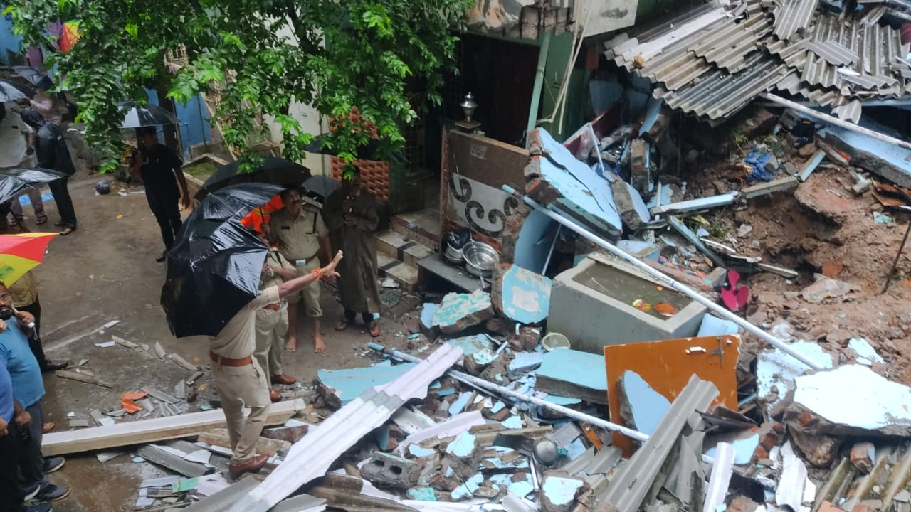 1 dead, 4 injured after landslide hits vijayawada amid heavy rains in andhra pradesh - video