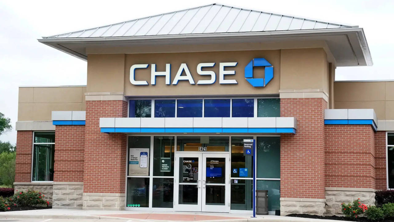 chase bank's first reaction to viral glitch trend: 'plain fraud'