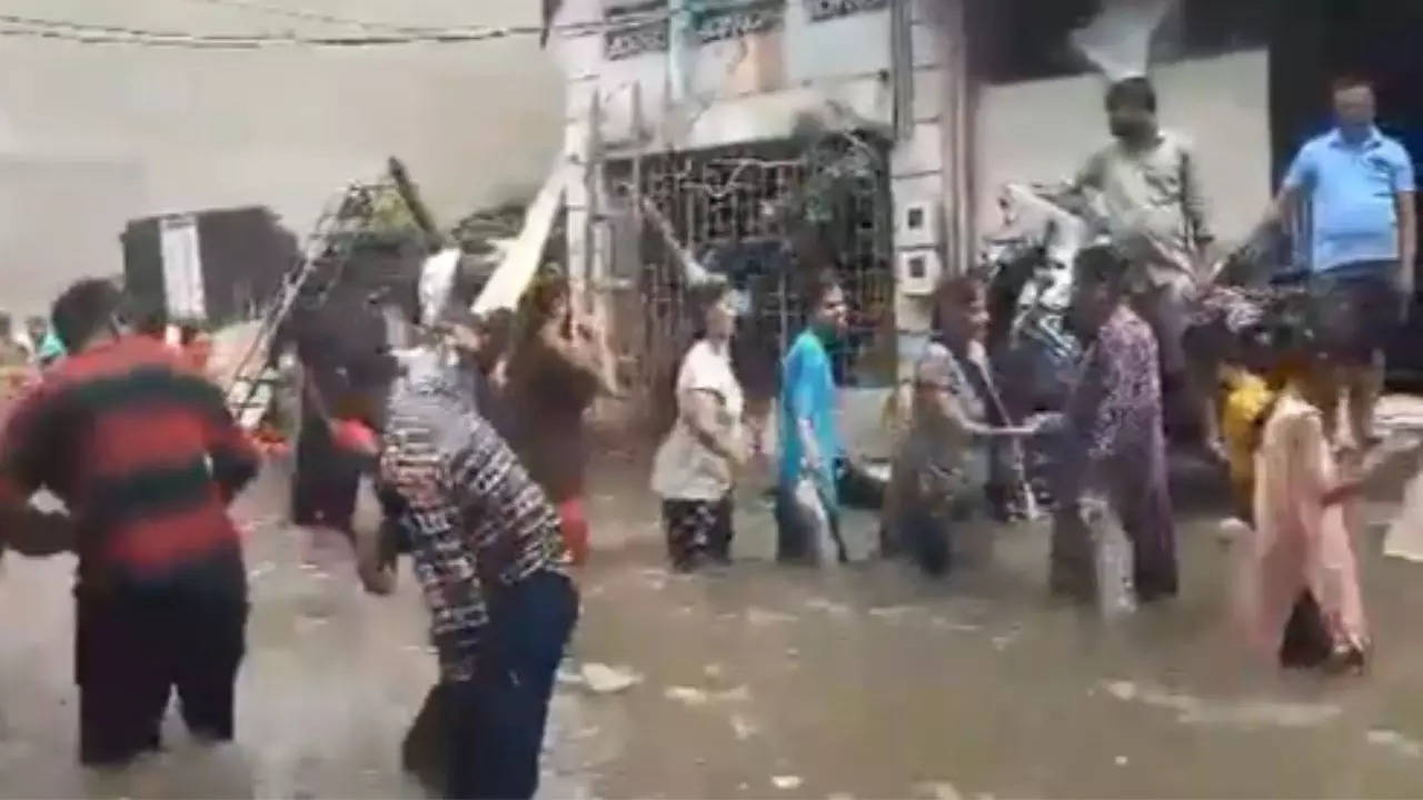 viral video: gujaratis perform garba on flooded streets, internet praises 'festival spirit'