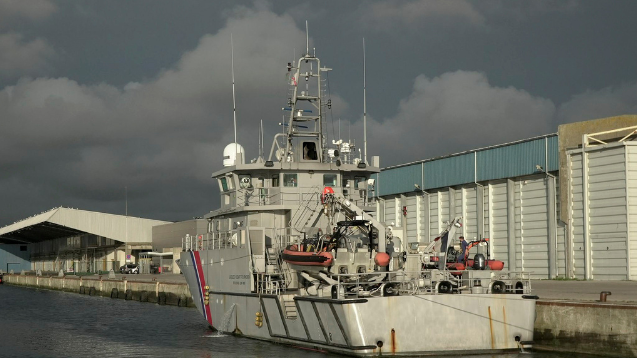 migrant boat capsizes in english channel off france, several dead