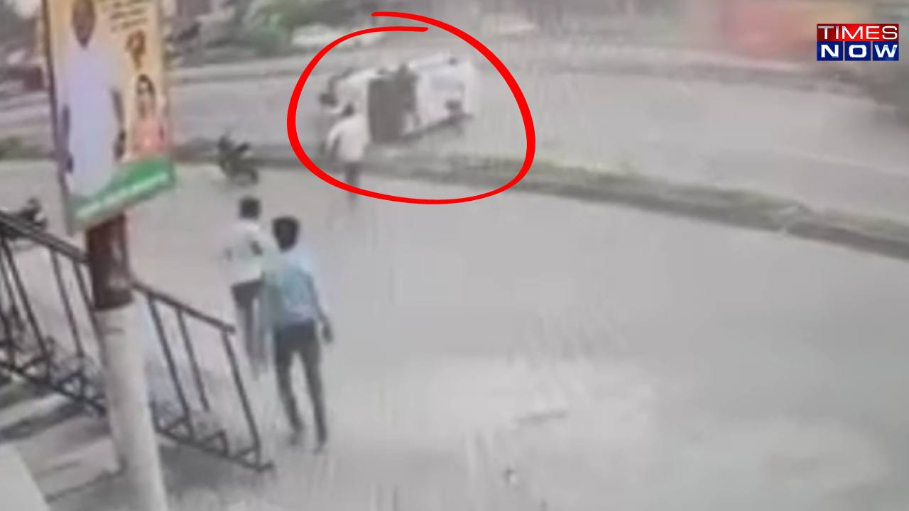 van with school teachers overturn in sitapur, 7 injured - video