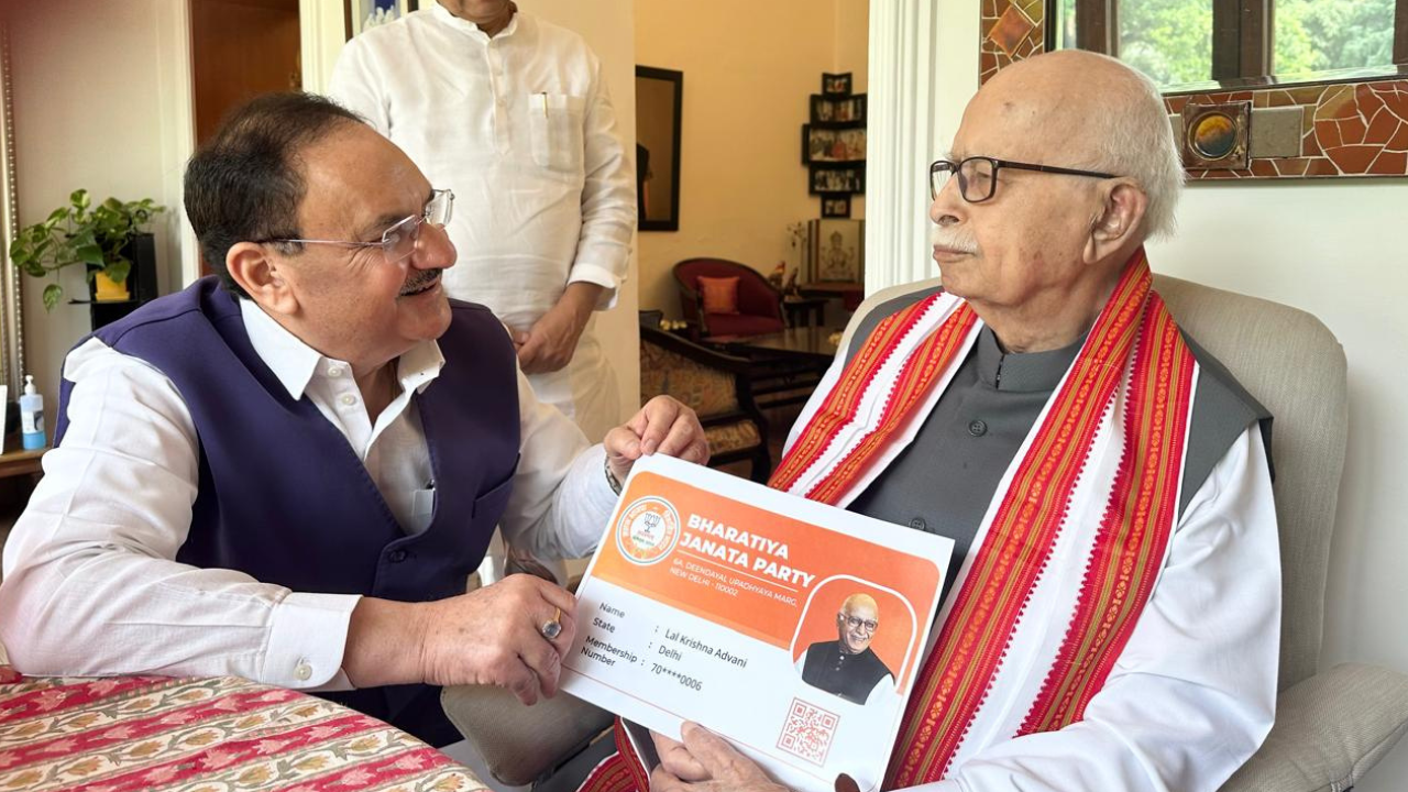 jp nadda visits lk advani, renews his bjp membership at veteran leader's residence