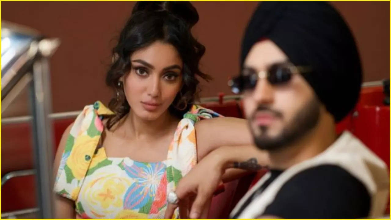 bb ott 3 winner sana makbul collabs with rohanpreet singh for music video kaala maal - see 1st look