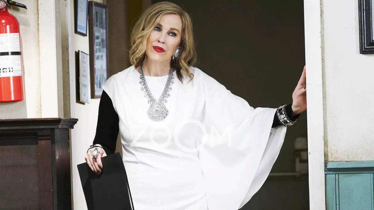 what is a major similarity between schitt’s creek and beetlejuice 2? catherine o’hara answers