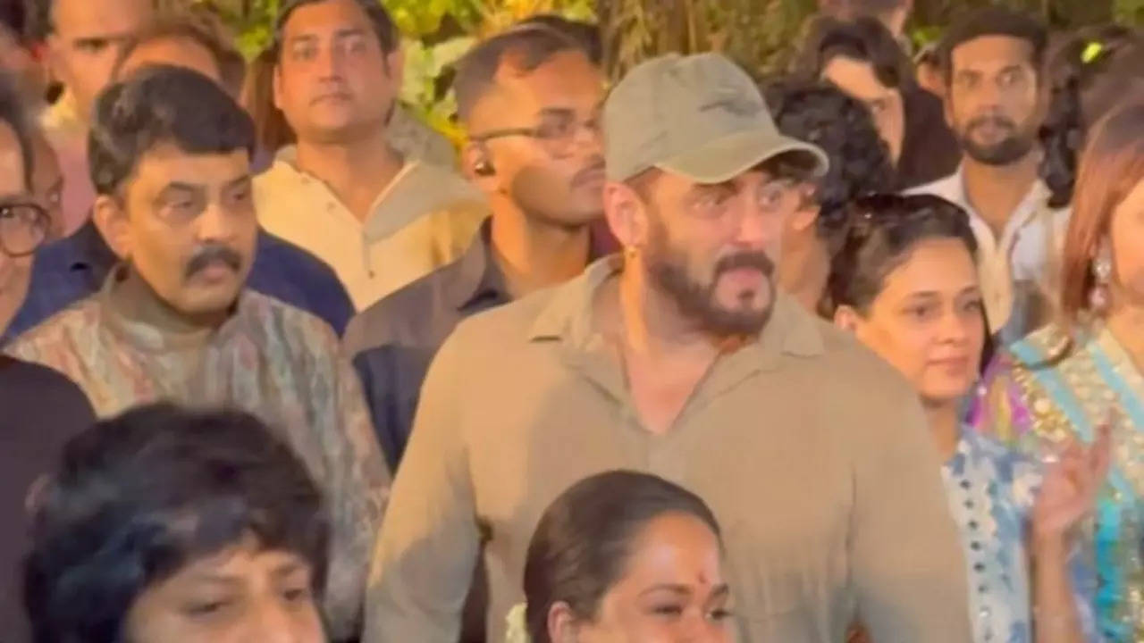 salman khan dances to dhol beats with family members during ganpati visarjan after rib injury. watch