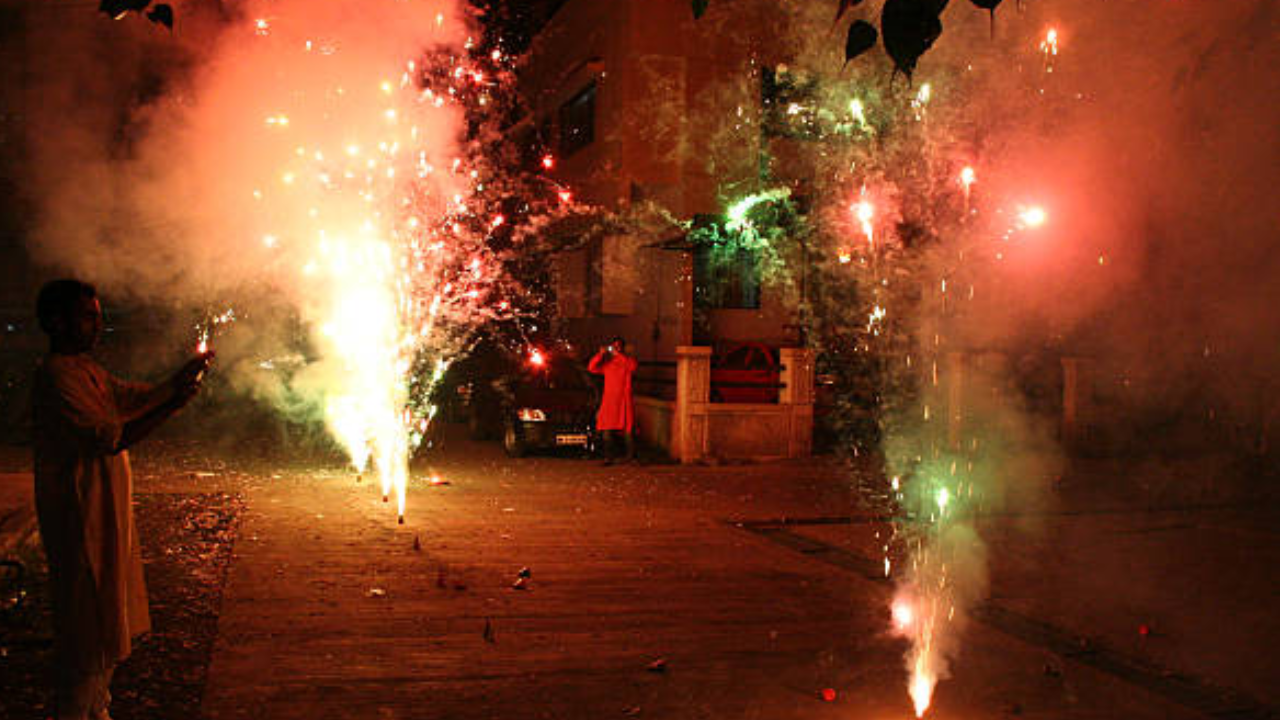 delhi govt imposes complete ban on manufacturing, storing, sale of firecrackers till jan 1