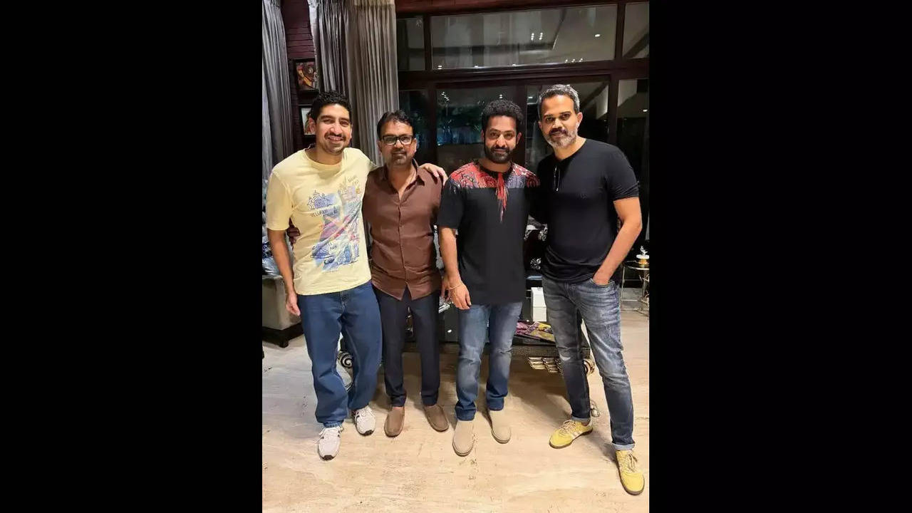 photo moment:  ntr shares an adorable pic with his directors; shows his brotherly camaraderie