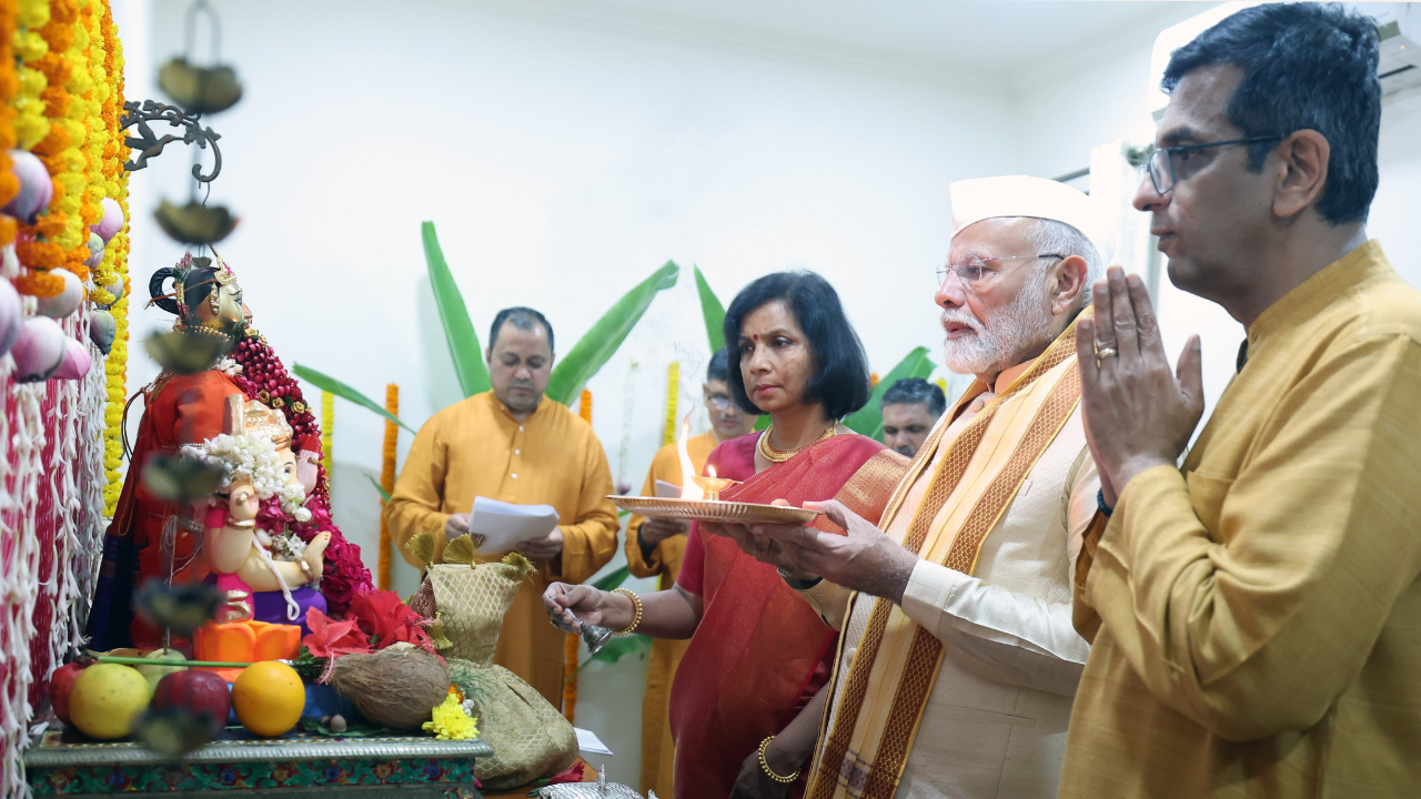 watch: pm modi joins chief justice dy chandrachud for ganesh puja at his residence