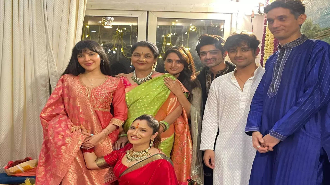 bigg boss 17 reunion abhishek kumar, samarth jurel, ayesha khan, khanzaadi attend ganesh puja at ankita lokhande-vicky jain house