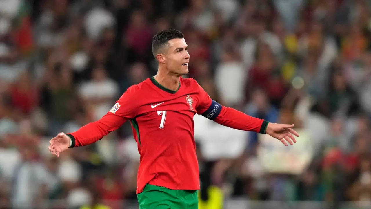 cristiano ronaldo creates history; becomes first person in the world to reach 1 billion followers on social media