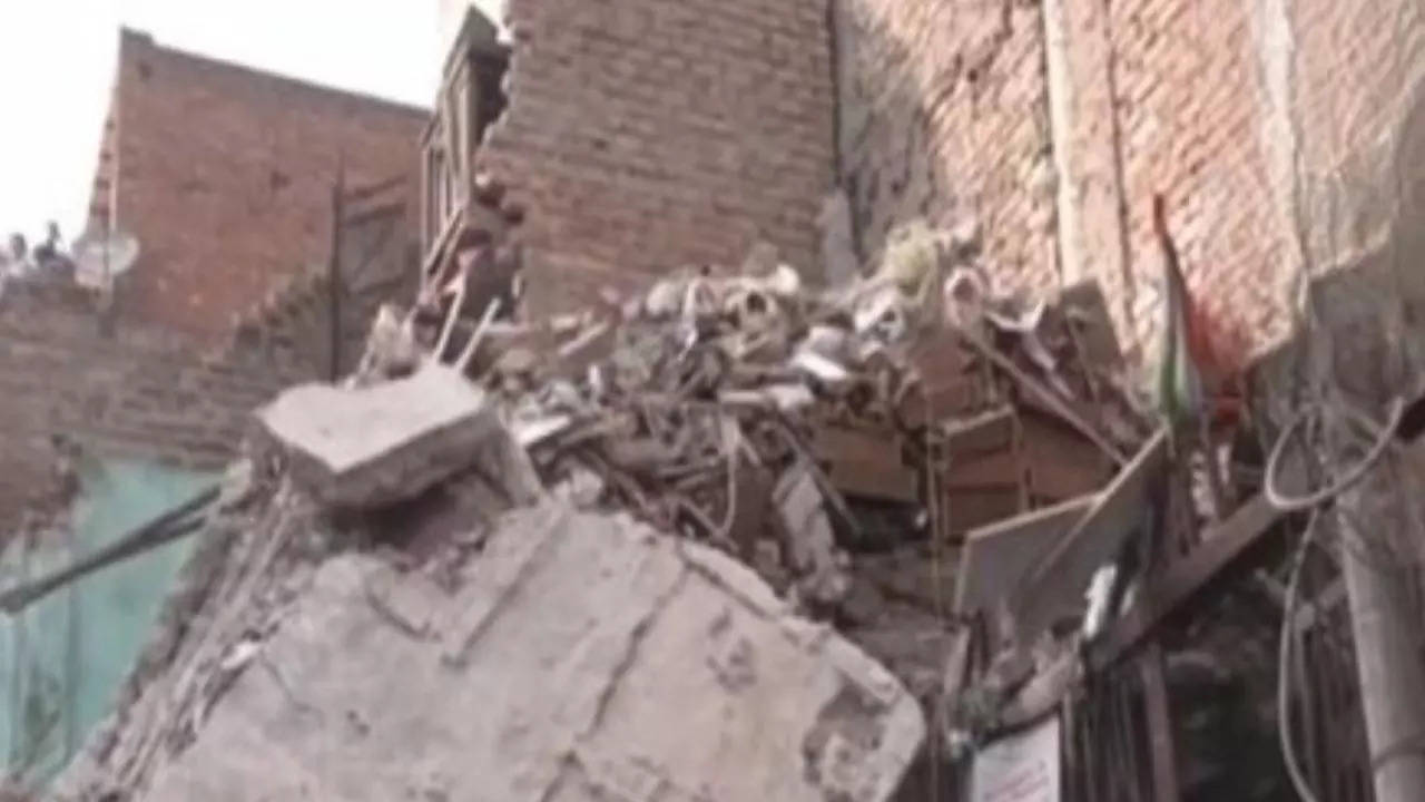 portion of building collapses in delhi's nabi karim area; rescue operation underway