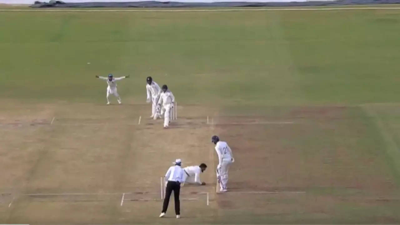 Shreyas Iyer Redeems Himself With Stunner To Dismiss Mayank Agarwal In Duleep Trophy- WATCH