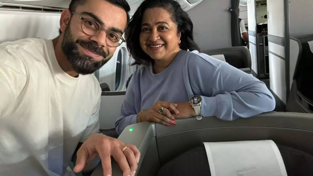 virat kholi and radikaa sarathkumar meet in a flight