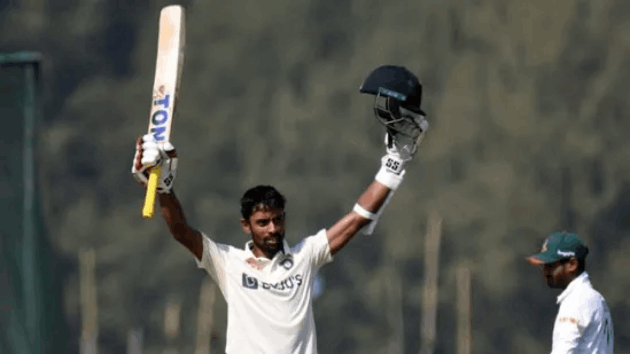 abhimanyu easwaran creates history, becomes first player in 21 years to carry bat in duleep trophy