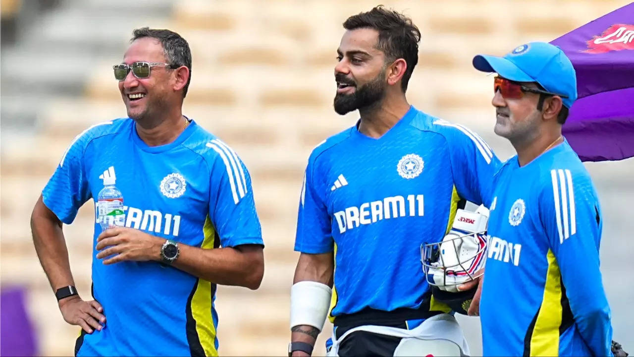 Virat Kohli Clicks Pictures With Net Bowlers, Signs Autographs For Fans In Chennai- WATCH