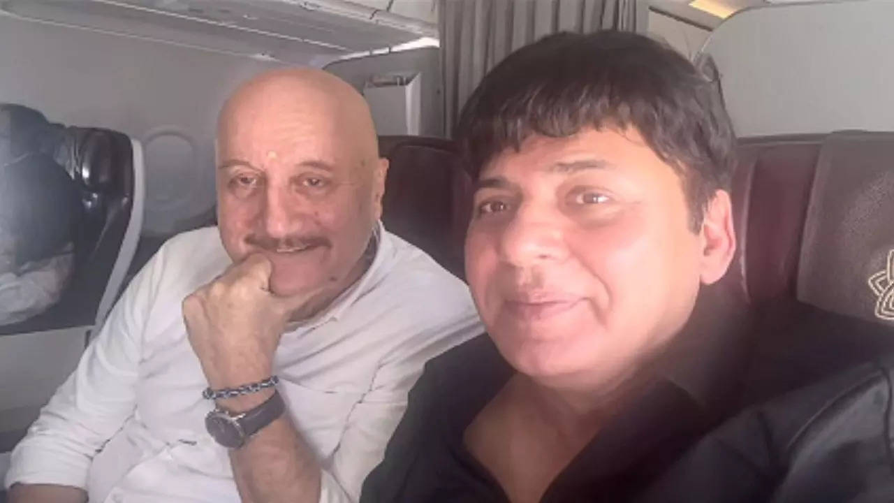 sudesh lehri can't keep calm as he bumps into anupam kher in a flight - watch video