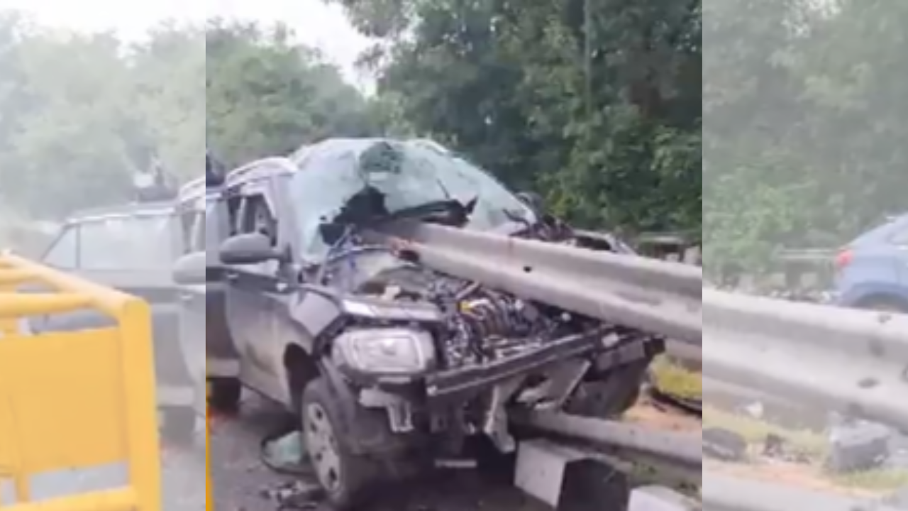 delhi: driver loses control while changing song in moving car, rams vehicle into side railings in shantivan area-video