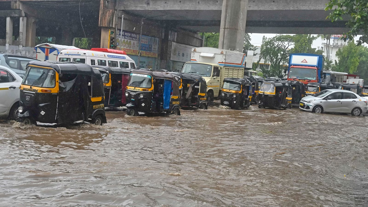 mumbai school holiday live schools colleges closed today imd issues red alert due to heavy rainfall in mumbai and these areas