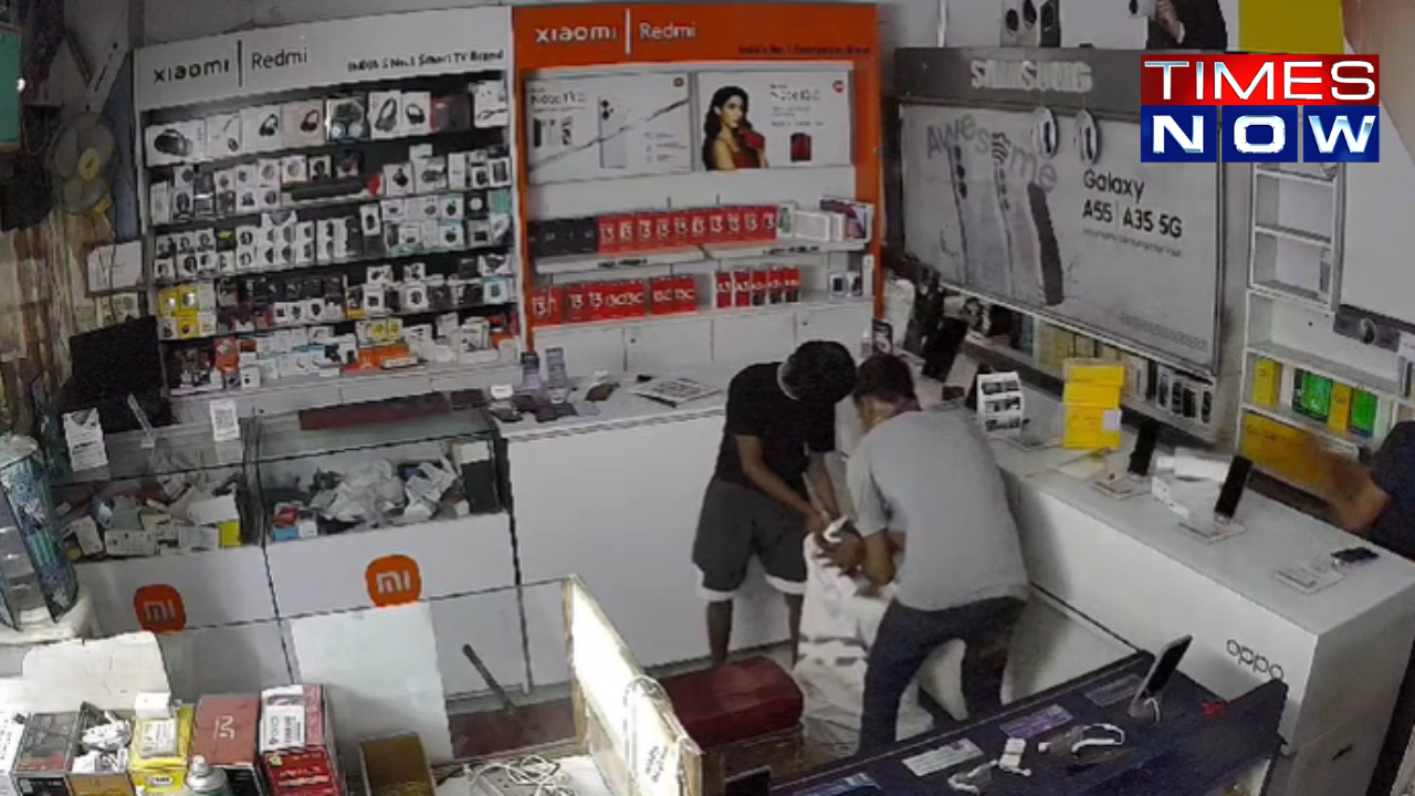 delhi robbery cctv thieves break mobile store steal phones several lakhs in vasant kunj