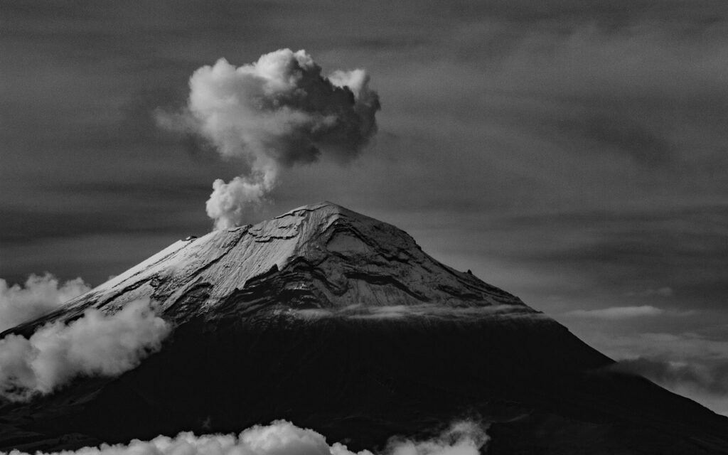 Hundreds flee after Philippine volcano warning