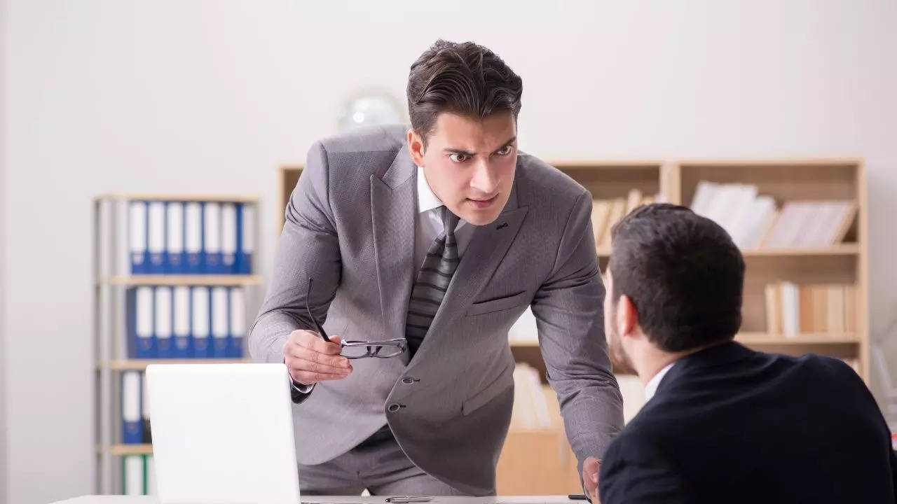 signs your boss is gaslighting you