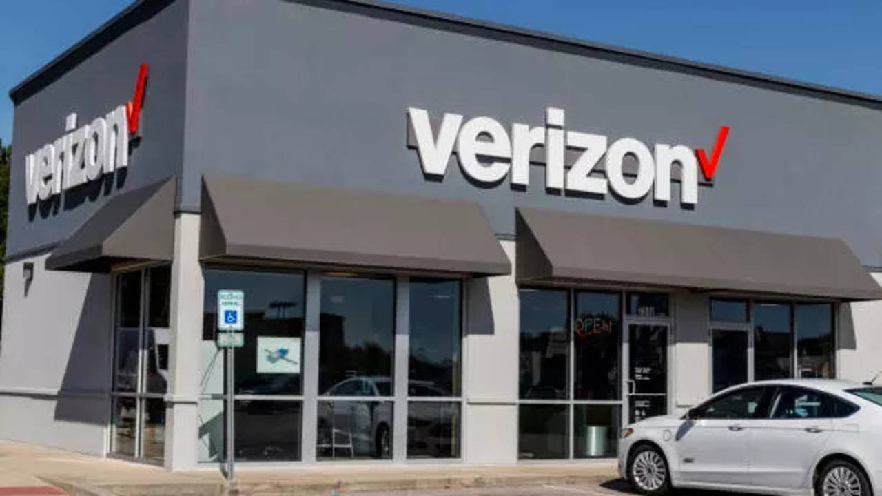 verizon 'making progress' in restoring connection while users still report network issues