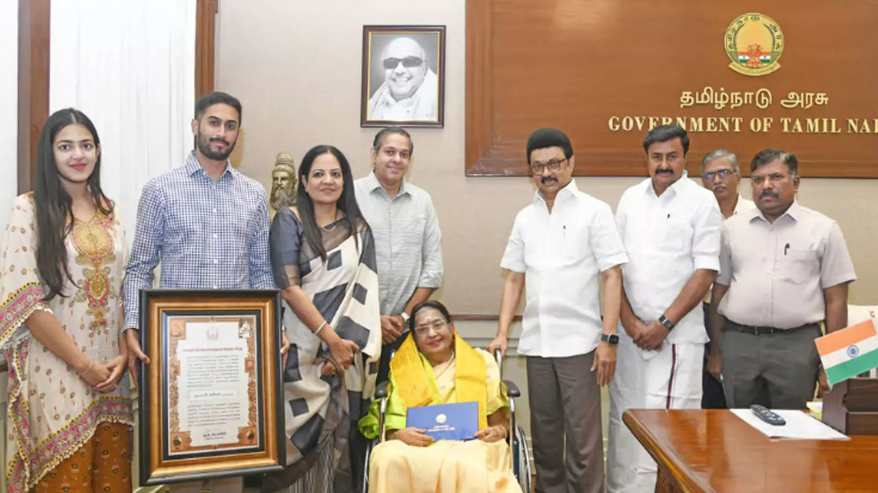 legendary singer p susheela honoured with kalaignar memorial award by cm mk stalin