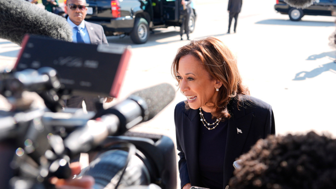 kamala harris' teleprompter gaffe? vp goes on bizarre '32 days' chant in michigan