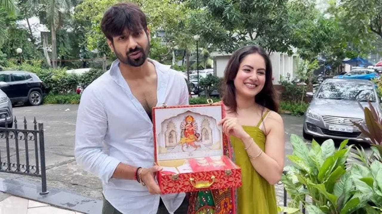 puja banerjee-kunal verma to organise goregaon durga mahotsav 2024 in mumbai