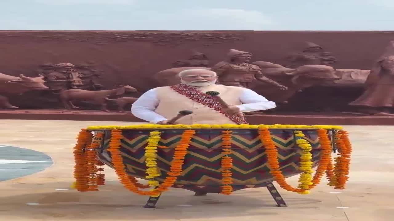 pm modi plays dhol in washim, maharashtra - watch