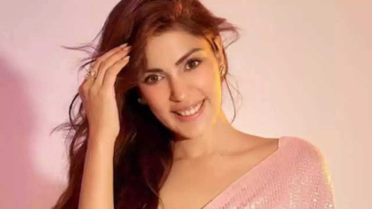 breaking news: actor rhea chakraborty summoned in alleged hibox app scam case