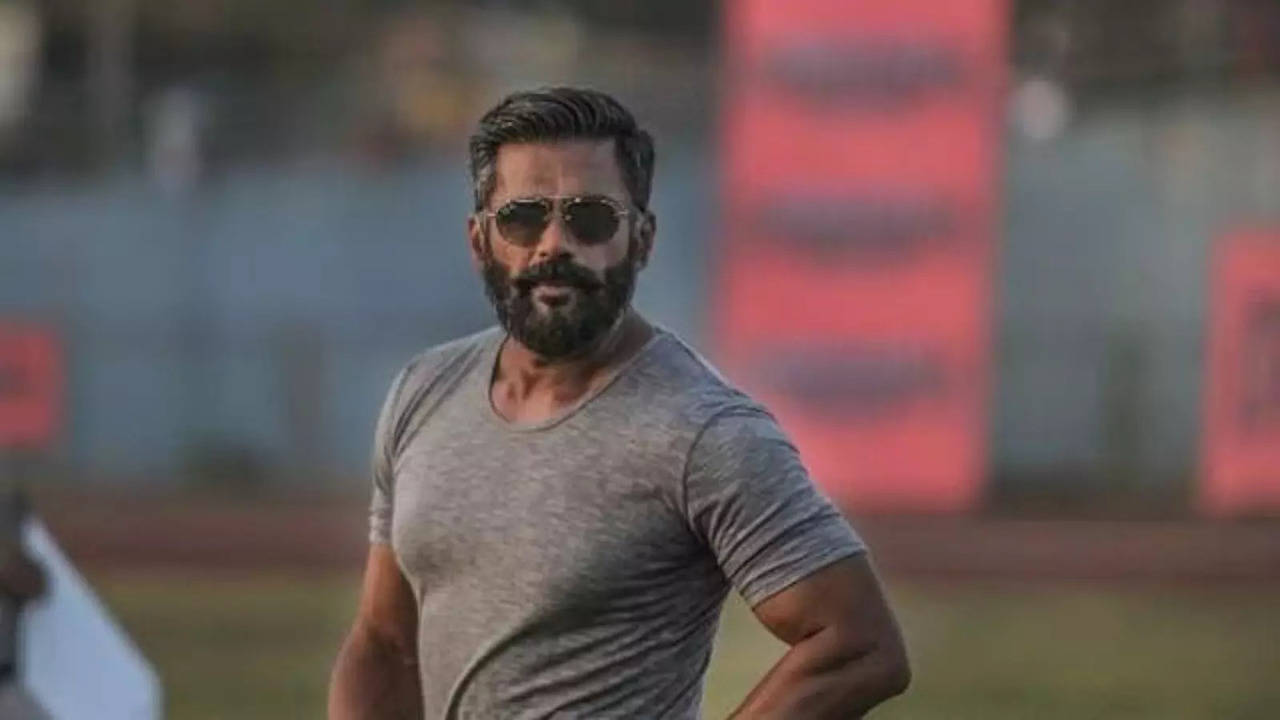 suniel shetty looks dashing as ever as he treats fans with new haircut see pic