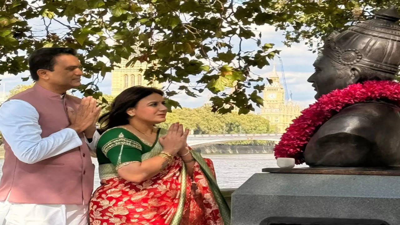 pooja gandhi pays tribute to basaveshwara statue in london