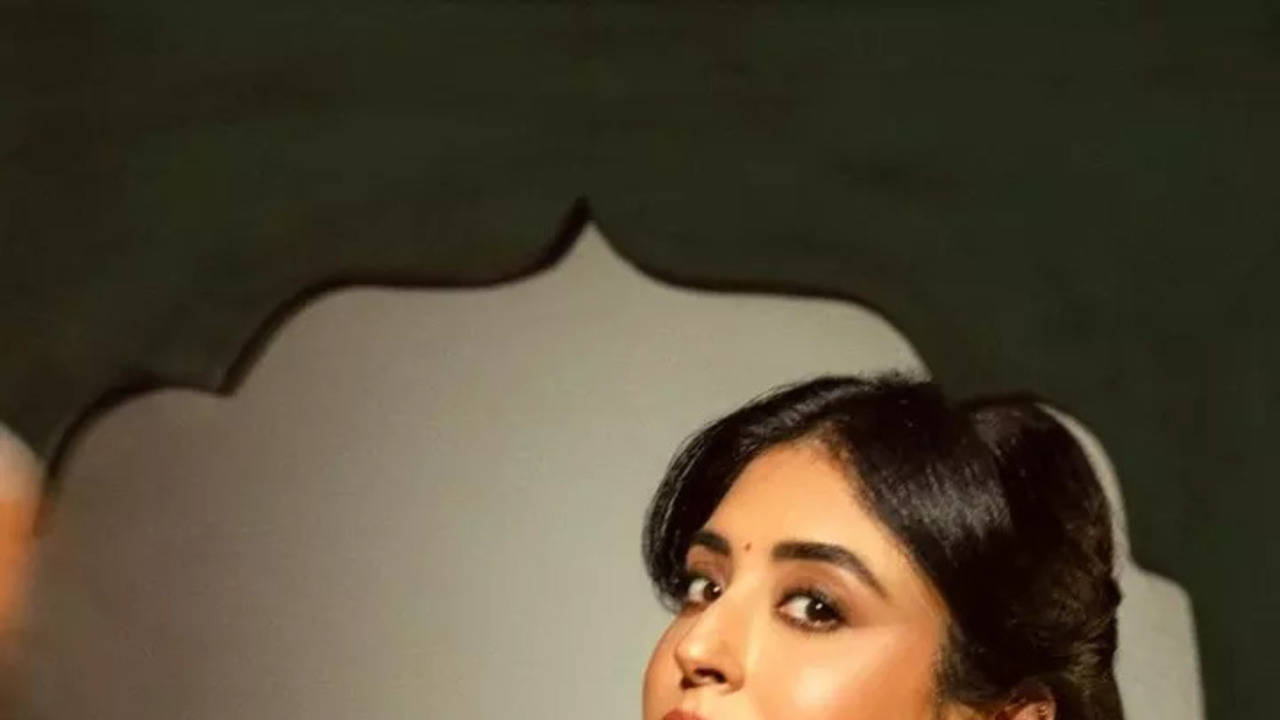 navratri 2024: kritika kamra in her ethereal 'kamariya' girl era!