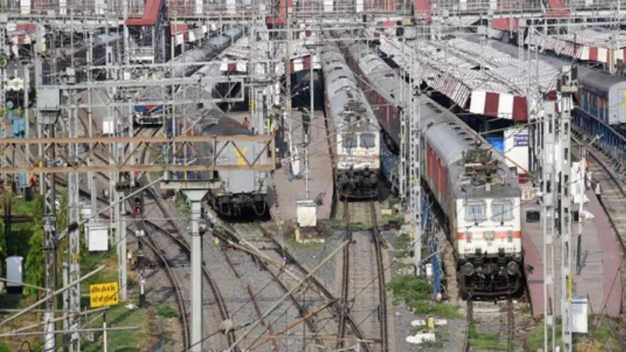 mumbai: central railway suburban services halted by emergency block,  equipment failure