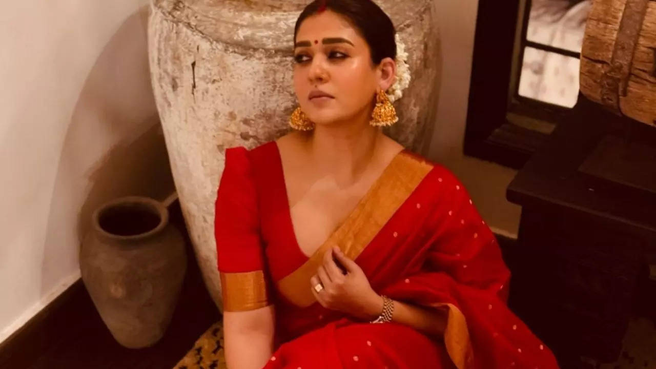 nayanthara drops new photo in red saree