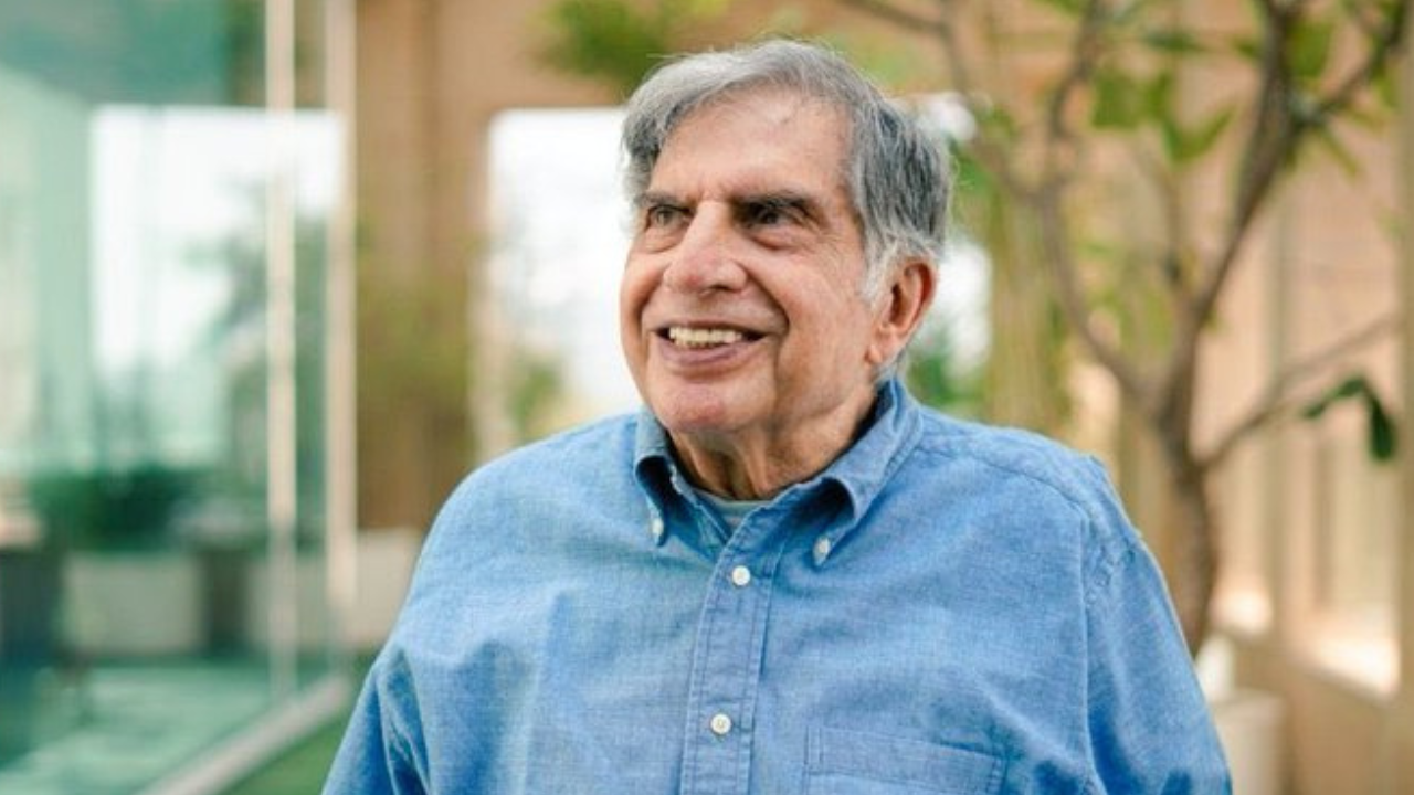 ratan tata dies in mumbai, harsh goenka and anand mahindra lead tributes