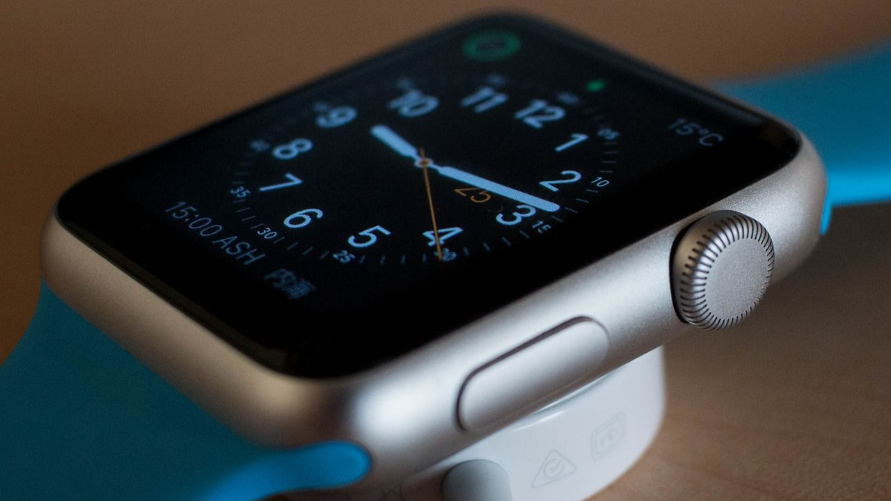 apple watch saves elderly woman’s life by detecting irregular heartbeat, prompting timely medical intervention