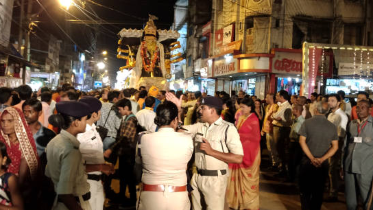 delhi man playing kumbhakarna during ramlila dies on stage. police suspect heart attack