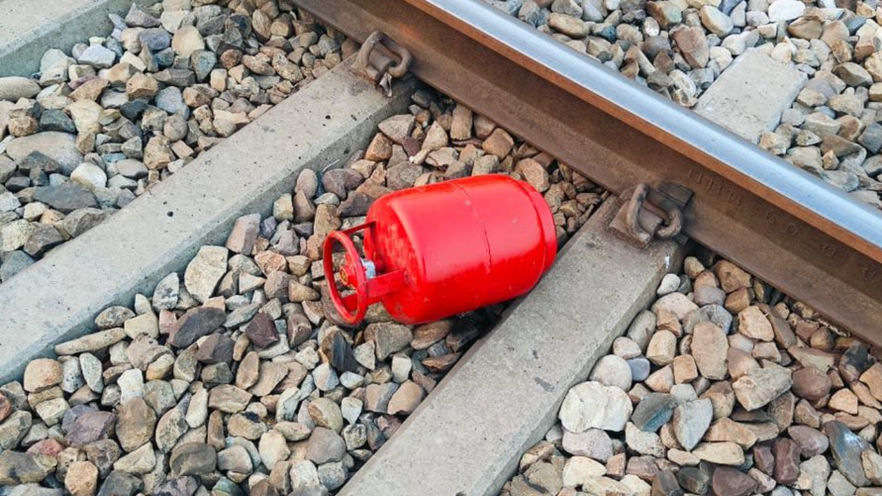 another tragedy averted! lpg cylinder found on railway tracks in uttarakhand's roorkee