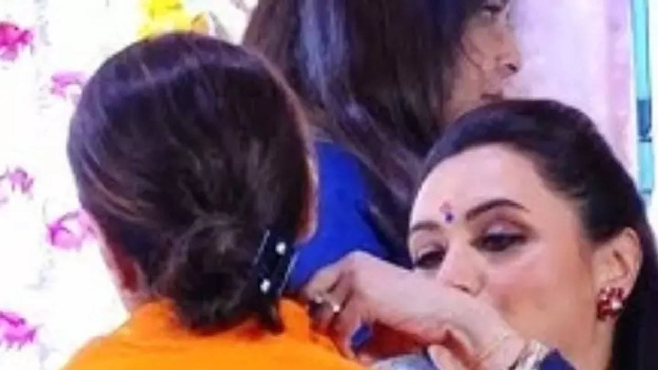 10 kajol and rani mukerji pics from durga puja pandal indicate tina, anjali can be bffs