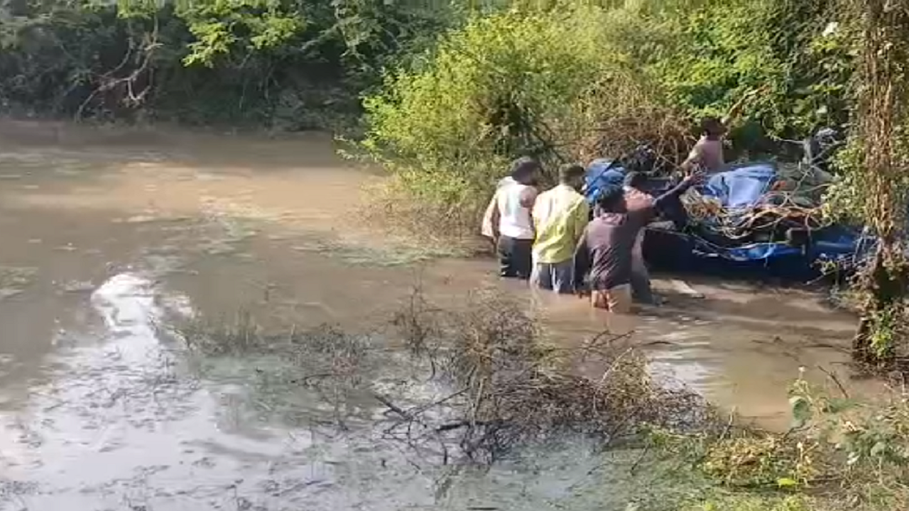 7 dead after car falls into stream in telangana's medak district, driver injured