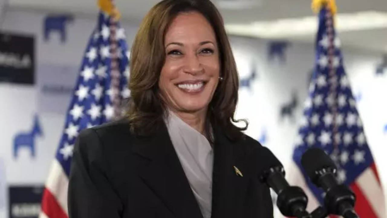 kamala harris clever response to maga hecklers at wisconsin rally viral | video