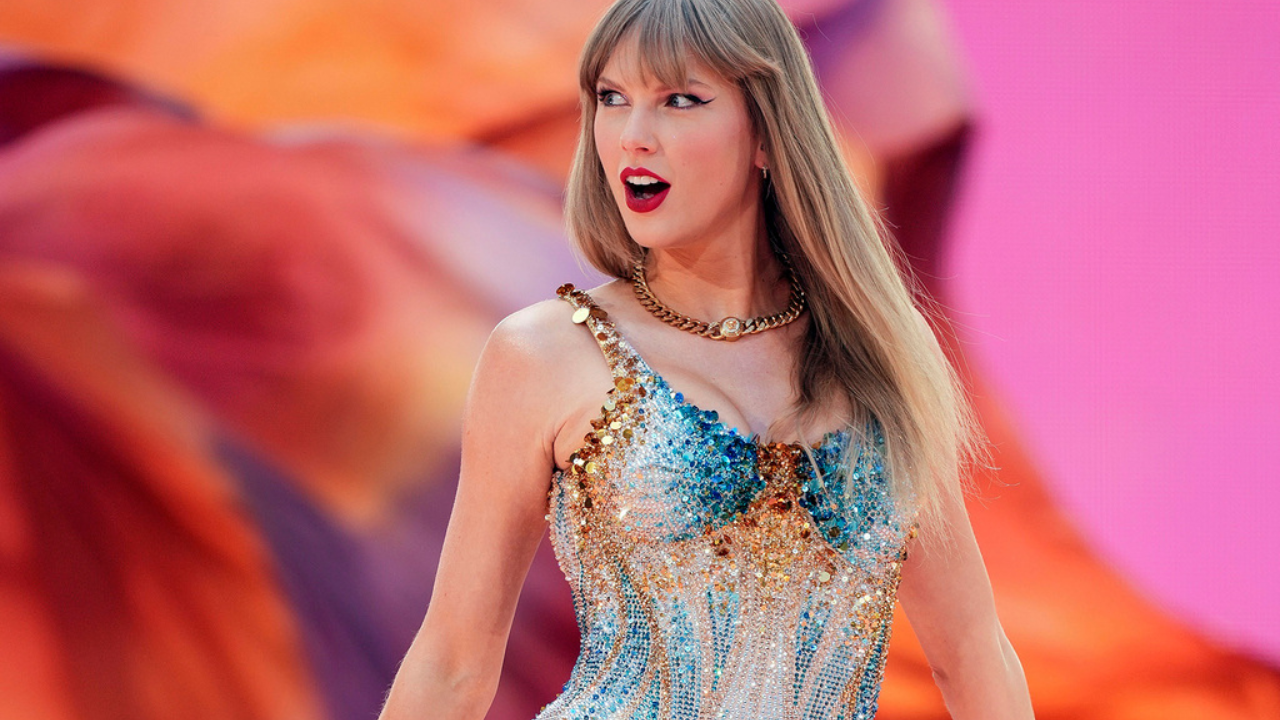 taylor swift's dancers save the day as she suffers from wardrobe malfunction