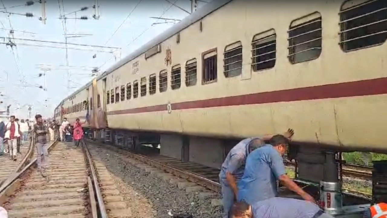 breaking news: lokmanya tilak-shalimar express train derails in maharashtra's nagpur - visuals