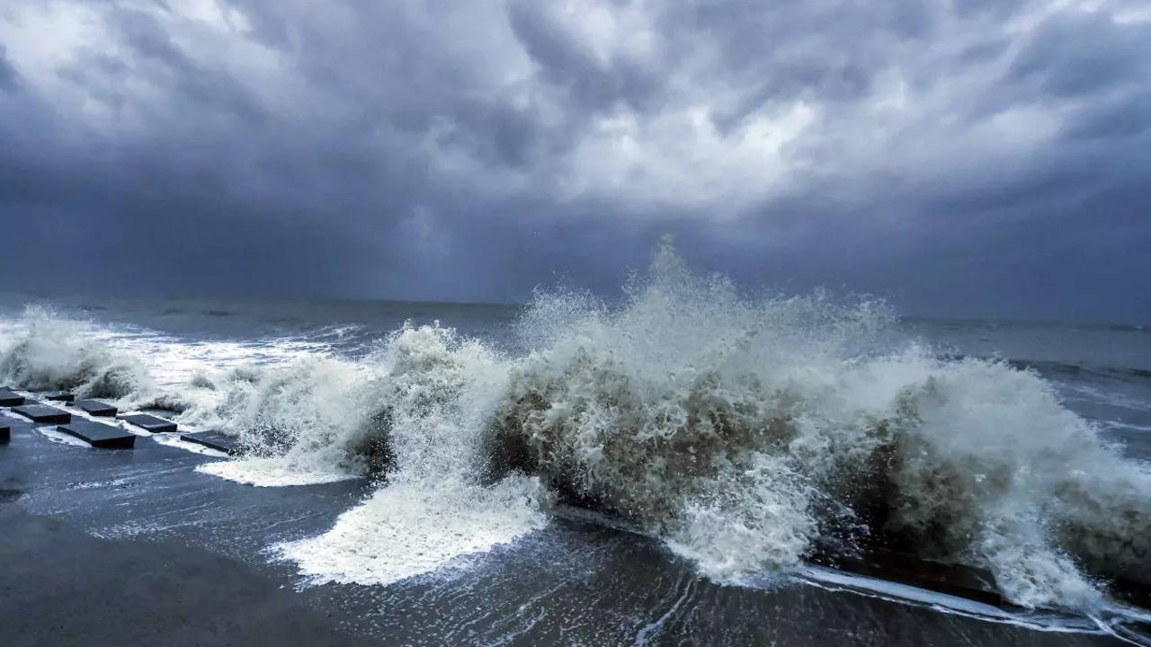 cyclone dana tracker live updates dana cyclone landfall today odisha west bengal rain news